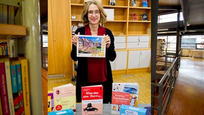 Dormagen: Bibliotheksleiterin Claudia Schmidt freut sich über die Spende des Verlags